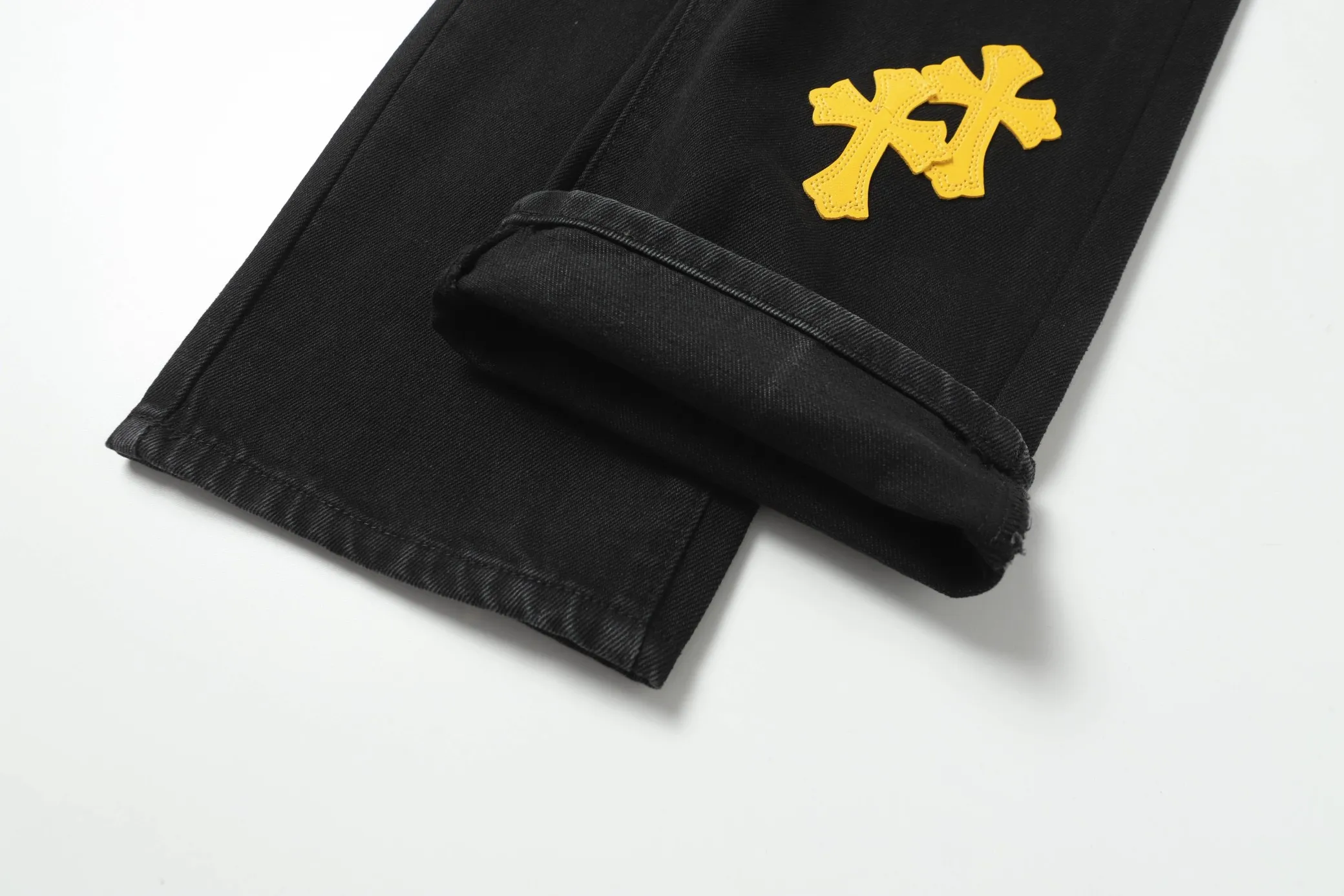 KE982 P230 The only correct leather label version on the market Chrome Hearts CH Miami limited yellow leather jeans Top ceiling quality 100% correct version The correct version is here!  Believe me this must be the best quality you will ever come across! ! Excellent value for money! !  Styles with different washes and textures are very friendly to people with thin legs and thick legs. The straight version is very flattering to the shape of the legs. The moderate length is timeless and easy to match. It is the basis of various styles and a must-have in the wardrobe! ! Add a little stacking to make the atmosphere easy to control. The fabric is stiff but the upper body is soft without losing texture. The sides and cuffs of some styles have a bone-wash effect. It’s really hard not to love it!  ✅Correctly customize the Croxin metal leather label on the back panel. It is definitely not sold directly with the cross on the finished jeans. 1:1 copying strives for excellence and the details are perfectly grasped. ✅The cross leather label is clear and smooth. Exquisite turning top craftsmanship. ✅Buttons, zippers and hardware are all customized versions of the Croxin LOGO. ✅High-cost washing process. Size: 28 30 32 34 36